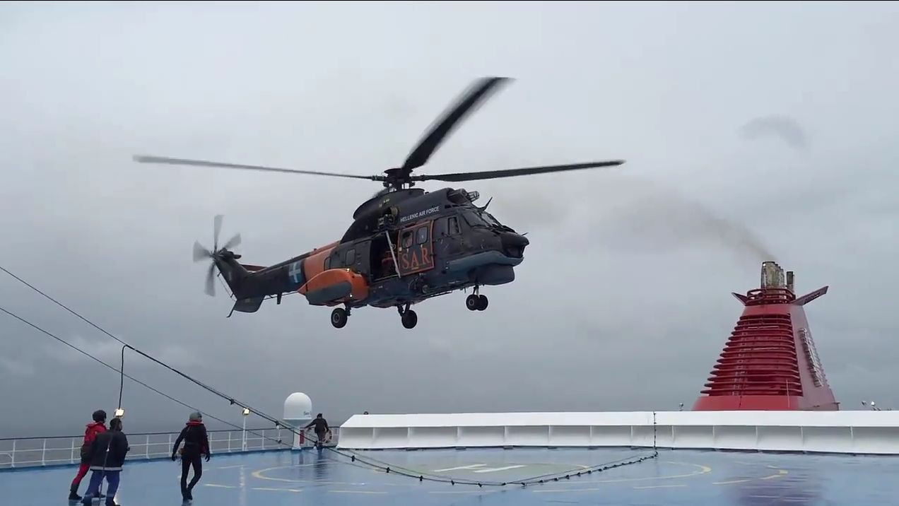 Εντυπωσιακό βίντεο: Η πτήση του Super Puma στο πλοίο που καιγόταν στην Ρόδο